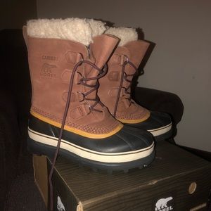 Sorel women’s Caribou boot in Cinnamon. Size 9.